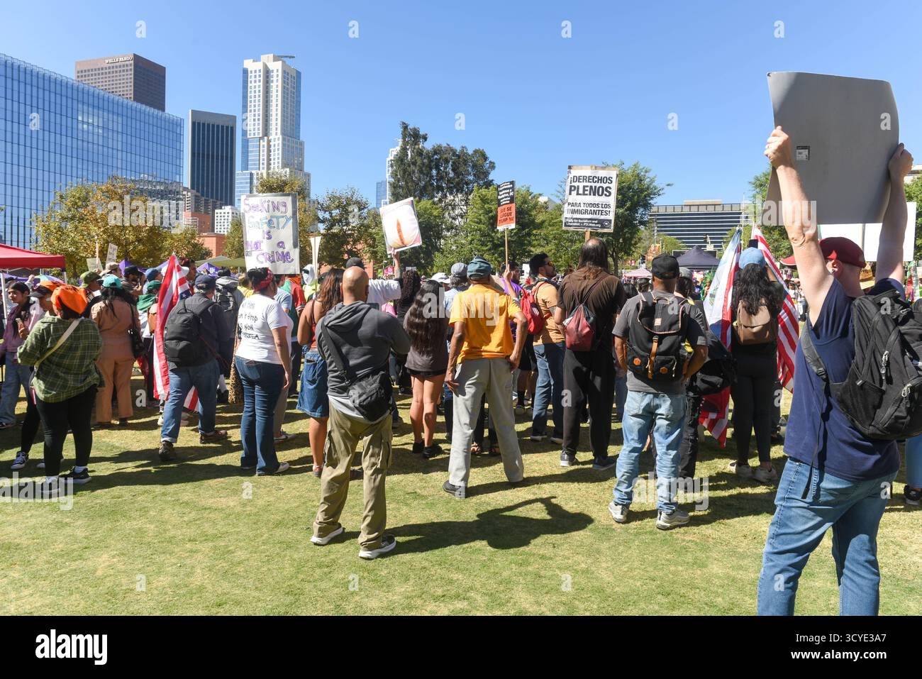 Eine Gruppe von Demonstranten gegen die Skyline von Downtown Los Angeles. No Kings Protest, Los Angeles, Gloria Molina Grand Park, 18. Oktober. Stockfoto