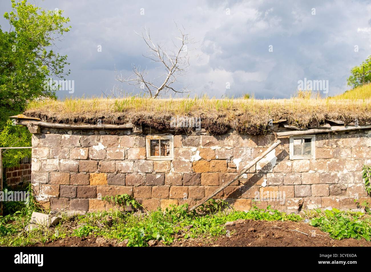 Steingebäude mit Grasdach am Paravani Lake, Javakheti, Georgia. 18. Juli 2020. Stockfoto