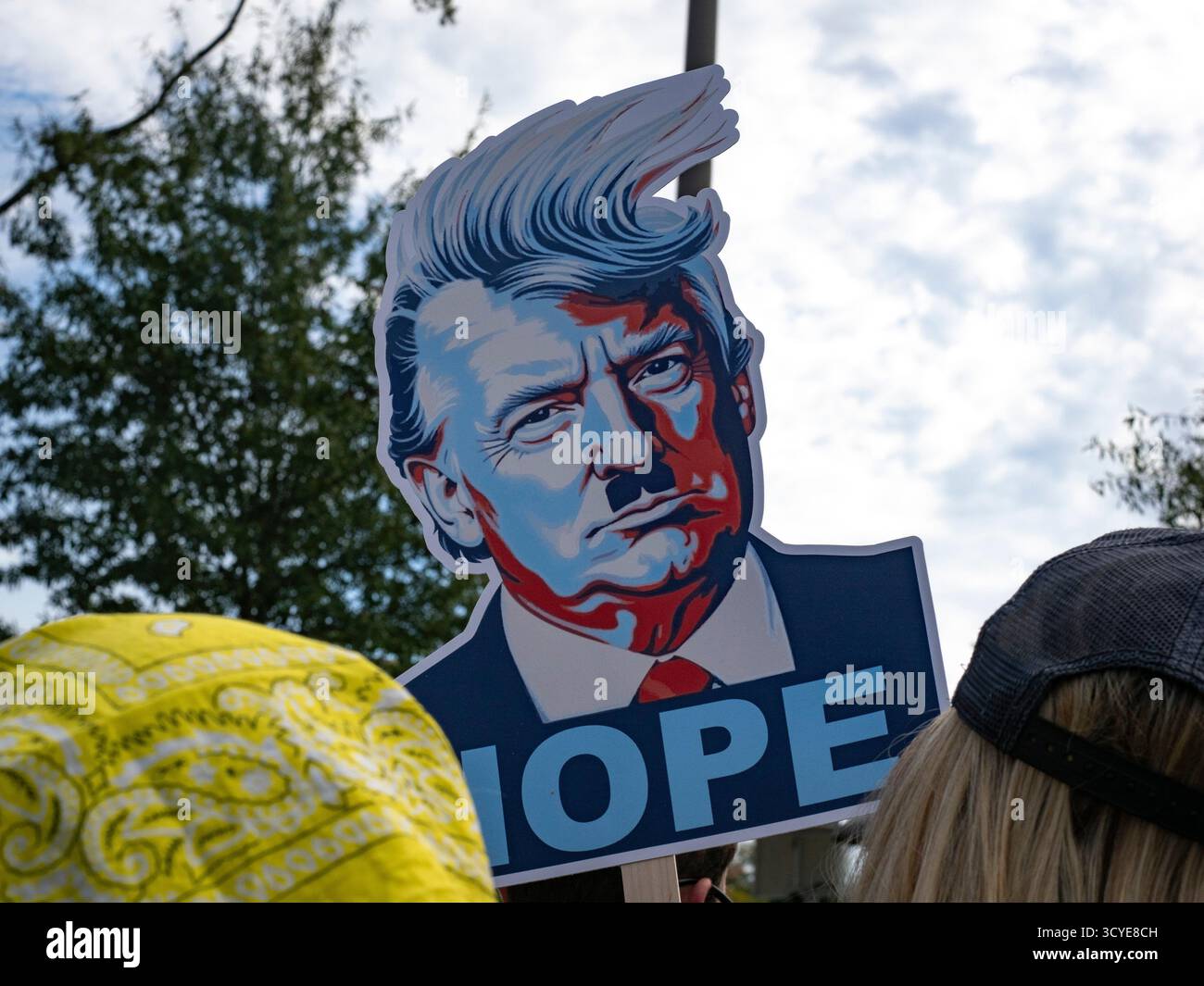 Washington, District of Columbia, USA. Oktober 2025. Ein Poster von Präsident Trump mit einem Hitlerbart ist eines von Tausenden von Zeichen, die den Widerstand gegen die Politik von Präsident TrumpÃs bei der Kundentag-Kundgebung zum DC No Kings Day zum Ausdruck bringen. (Credit Image: © Sue Dorfman/ZUMA Press Wire) NUR REDAKTIONELLE VERWENDUNG! Nicht für kommerzielle ZWECKE! Stockfoto