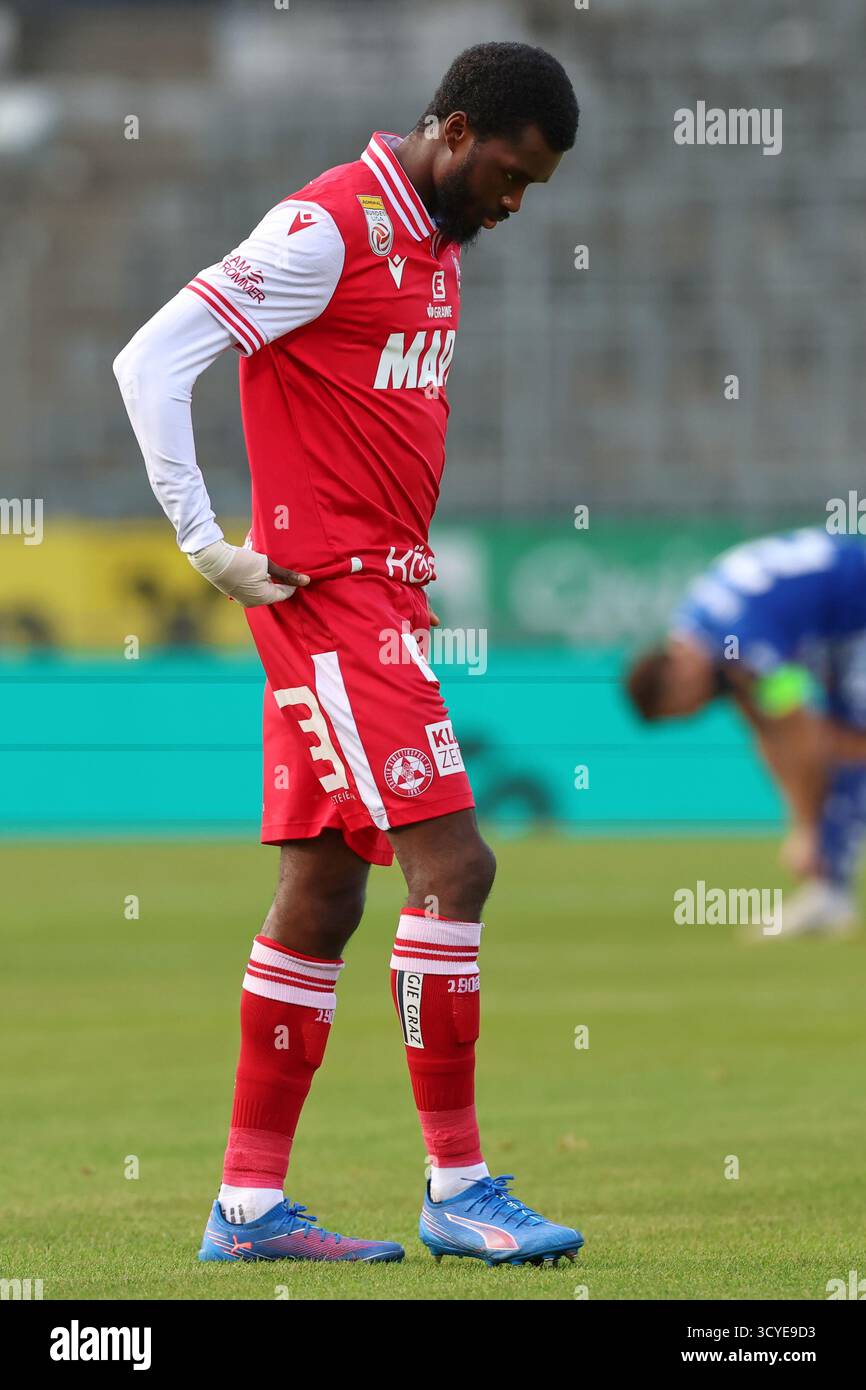 Österreichisches Bundesliga-Fußballspiel zwischen Grazer AK 1902 und TSV Hartberg. Intensive Action, Emotionen und Teamwork auf dem Platz in Graz. Ein aufregendes Spiel mit österreichischen Fußballtalenten, leidenschaftlichen Fans und aufregenden Momenten unter den Lichtern des Stadions. Stockfoto