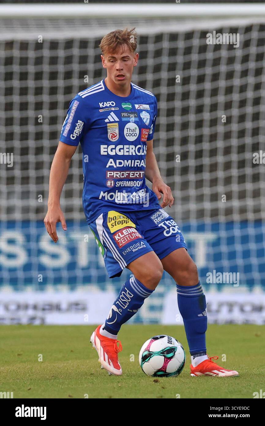 Österreichisches Bundesliga-Fußballspiel zwischen Grazer AK 1902 und TSV Hartberg. Intensive Action, Emotionen und Teamwork auf dem Platz in Graz. Ein aufregendes Spiel mit österreichischen Fußballtalenten, leidenschaftlichen Fans und aufregenden Momenten unter den Lichtern des Stadions. Stockfoto