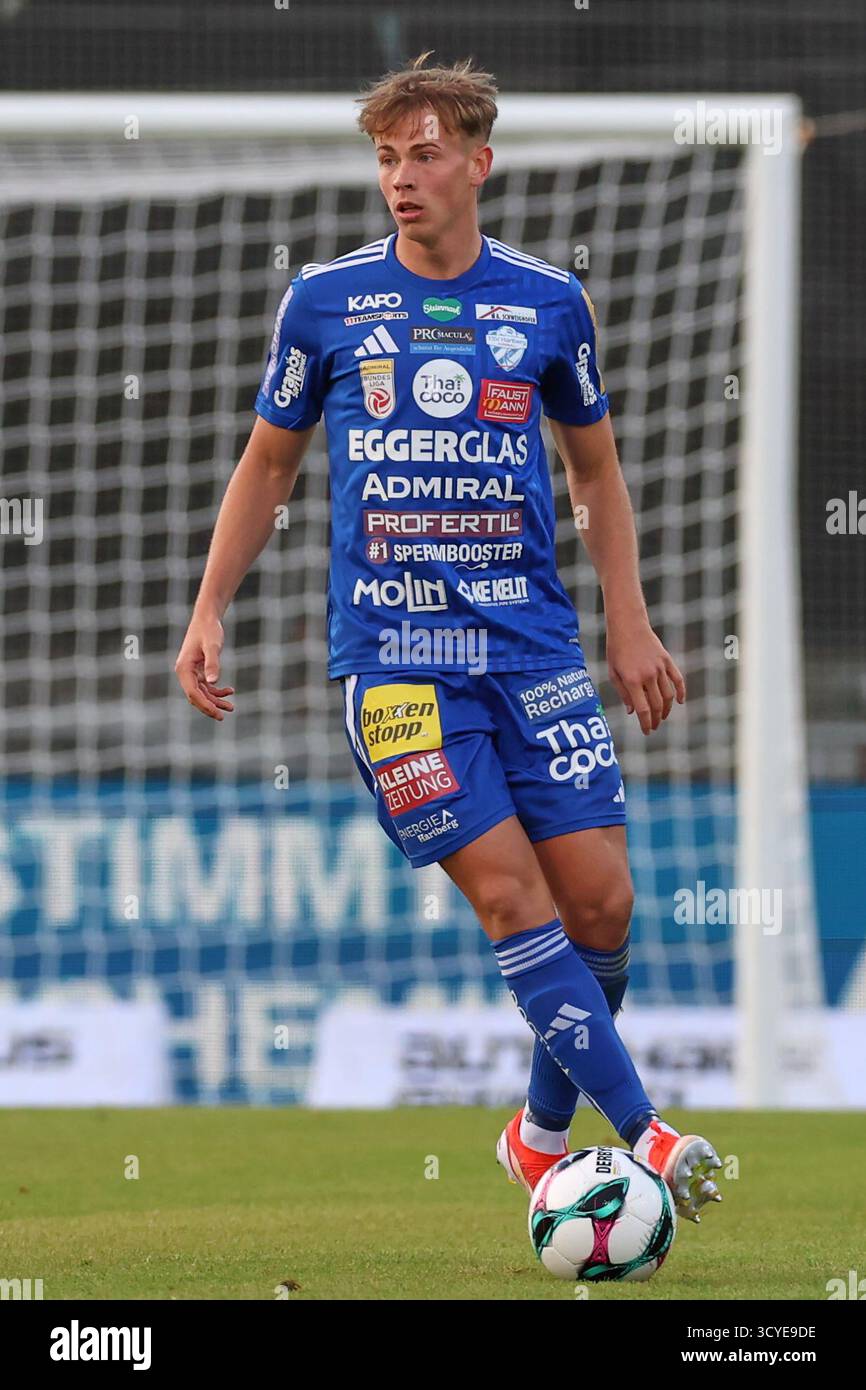 Österreichisches Bundesliga-Fußballspiel zwischen Grazer AK 1902 und TSV Hartberg. Intensive Action, Emotionen und Teamwork auf dem Platz in Graz. Ein aufregendes Spiel mit österreichischen Fußballtalenten, leidenschaftlichen Fans und aufregenden Momenten unter den Lichtern des Stadions. Stockfoto