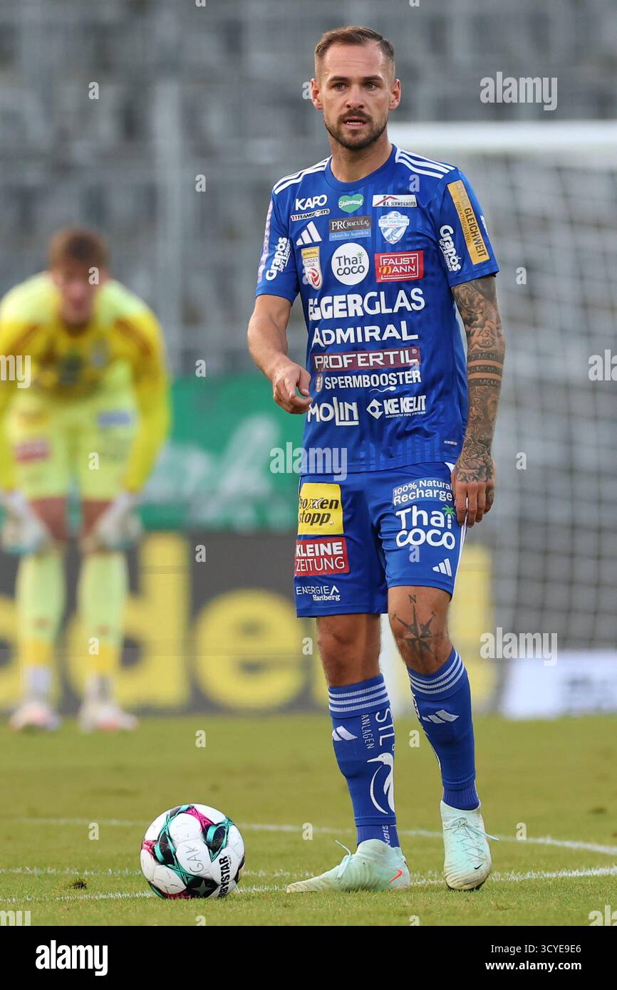 Österreichisches Bundesliga-Fußballspiel zwischen Grazer AK 1902 und TSV Hartberg. Intensive Action, Emotionen und Teamwork auf dem Platz in Graz. Ein aufregendes Spiel mit österreichischen Fußballtalenten, leidenschaftlichen Fans und aufregenden Momenten unter den Lichtern des Stadions. Stockfoto