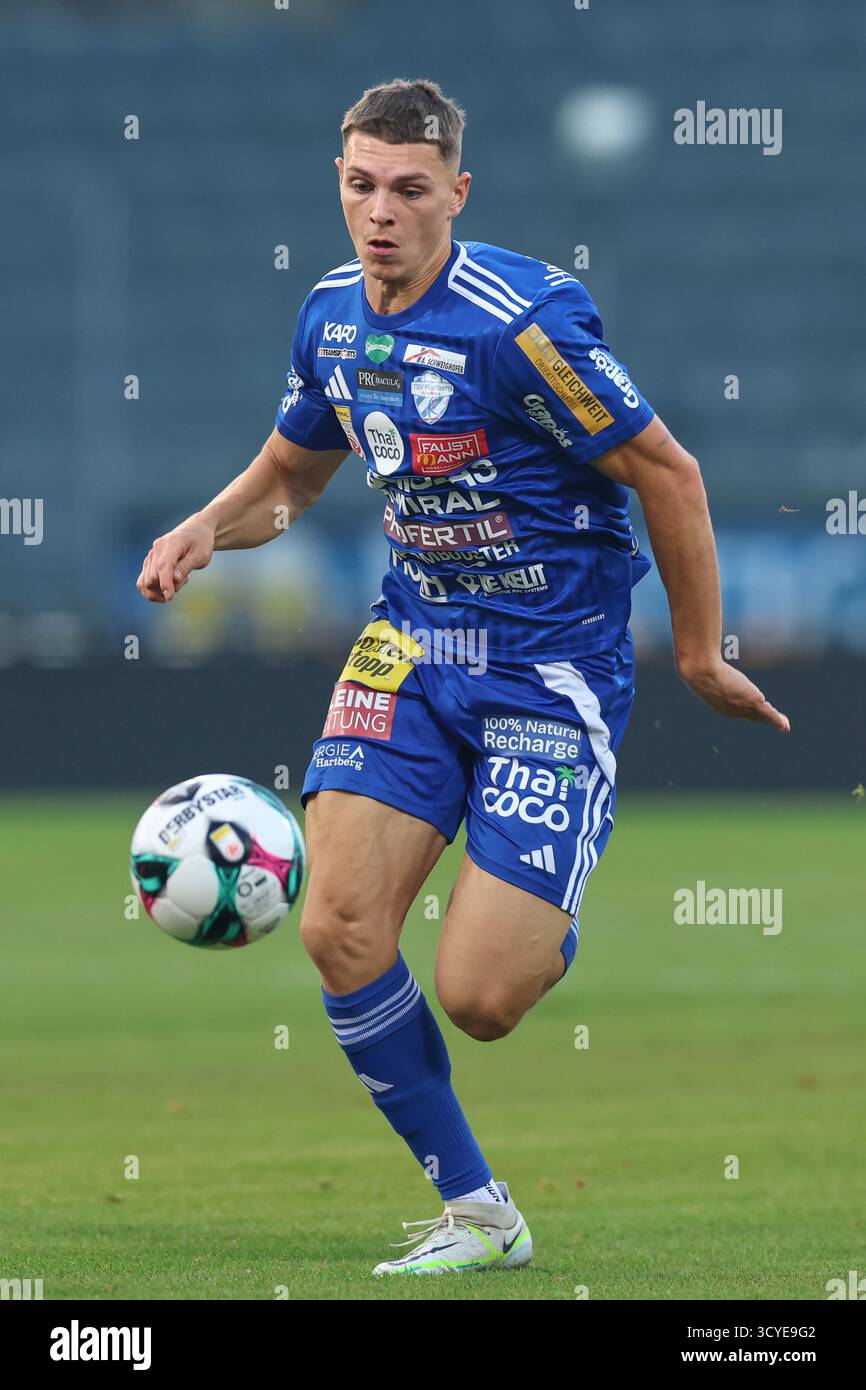 Österreichisches Bundesliga-Fußballspiel zwischen Grazer AK 1902 und TSV Hartberg. Intensive Action, Emotionen und Teamwork auf dem Platz in Graz. Ein aufregendes Spiel mit österreichischen Fußballtalenten, leidenschaftlichen Fans und aufregenden Momenten unter den Lichtern des Stadions. Stockfoto