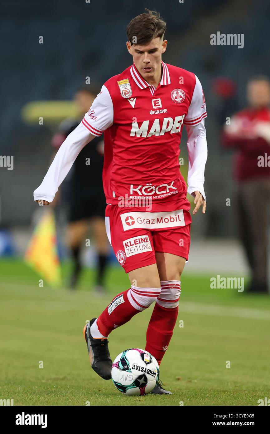 Österreichisches Bundesliga-Fußballspiel zwischen Grazer AK 1902 und TSV Hartberg. Intensive Action, Emotionen und Teamwork auf dem Platz in Graz. Ein aufregendes Spiel mit österreichischen Fußballtalenten, leidenschaftlichen Fans und aufregenden Momenten unter den Lichtern des Stadions. Stockfoto