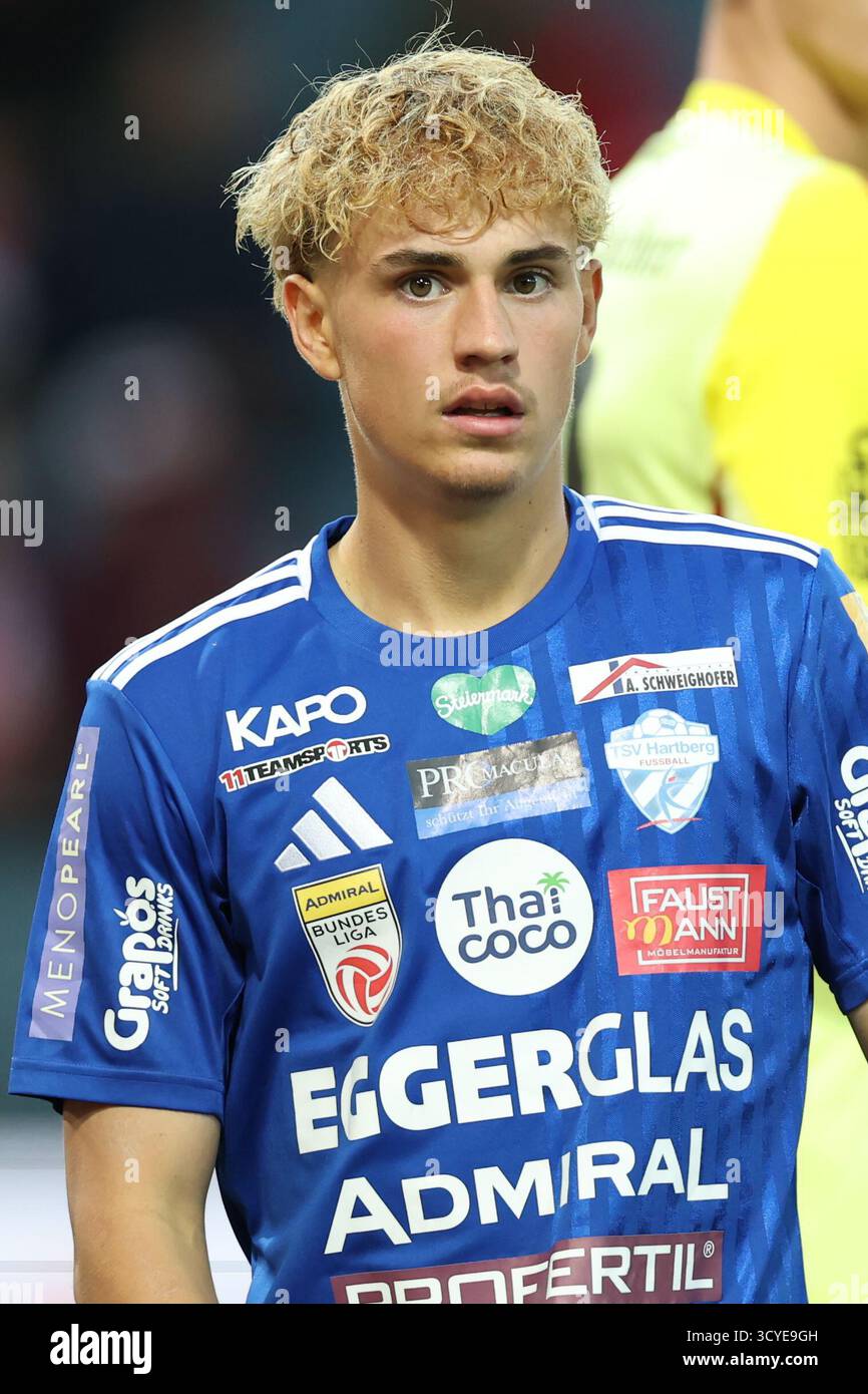 Österreichisches Bundesliga-Fußballspiel zwischen Grazer AK 1902 und TSV Hartberg. Intensive Action, Emotionen und Teamwork auf dem Platz in Graz. Ein aufregendes Spiel mit österreichischen Fußballtalenten, leidenschaftlichen Fans und aufregenden Momenten unter den Lichtern des Stadions. Stockfoto