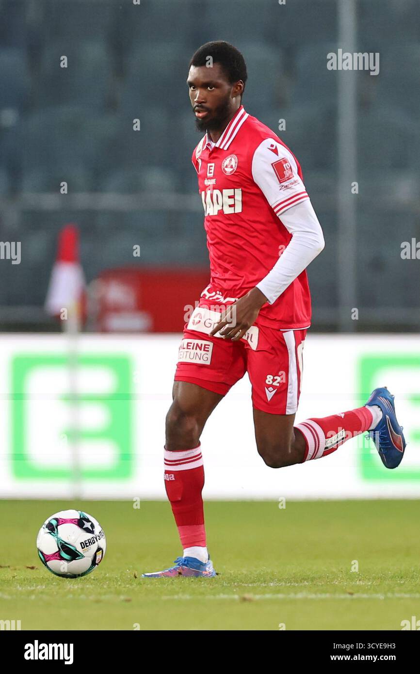 Österreichisches Bundesliga-Fußballspiel zwischen Grazer AK 1902 und TSV Hartberg. Intensive Action, Emotionen und Teamwork auf dem Platz in Graz. Ein aufregendes Spiel mit österreichischen Fußballtalenten, leidenschaftlichen Fans und aufregenden Momenten unter den Lichtern des Stadions. Stockfoto