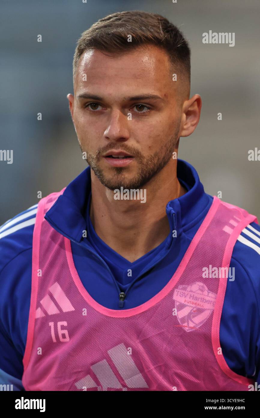 Österreichisches Bundesliga-Fußballspiel zwischen Grazer AK 1902 und TSV Hartberg. Intensive Action, Emotionen und Teamwork auf dem Platz in Graz. Ein aufregendes Spiel mit österreichischen Fußballtalenten, leidenschaftlichen Fans und aufregenden Momenten unter den Lichtern des Stadions. Stockfoto