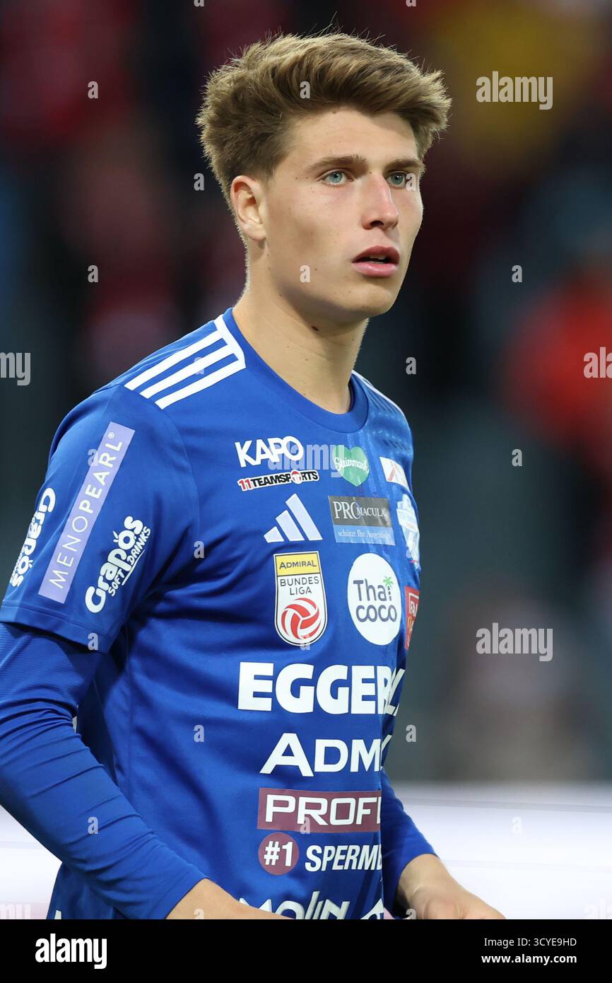 Österreichisches Bundesliga-Fußballspiel zwischen Grazer AK 1902 und TSV Hartberg. Intensive Action, Emotionen und Teamwork auf dem Platz in Graz. Ein aufregendes Spiel mit österreichischen Fußballtalenten, leidenschaftlichen Fans und aufregenden Momenten unter den Lichtern des Stadions. Stockfoto