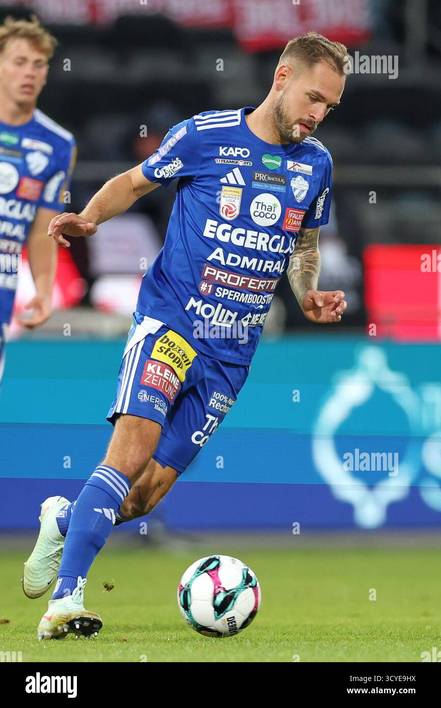 Österreichisches Bundesliga-Fußballspiel zwischen Grazer AK 1902 und TSV Hartberg. Intensive Action, Emotionen und Teamwork auf dem Platz in Graz. Ein aufregendes Spiel mit österreichischen Fußballtalenten, leidenschaftlichen Fans und aufregenden Momenten unter den Lichtern des Stadions. Stockfoto