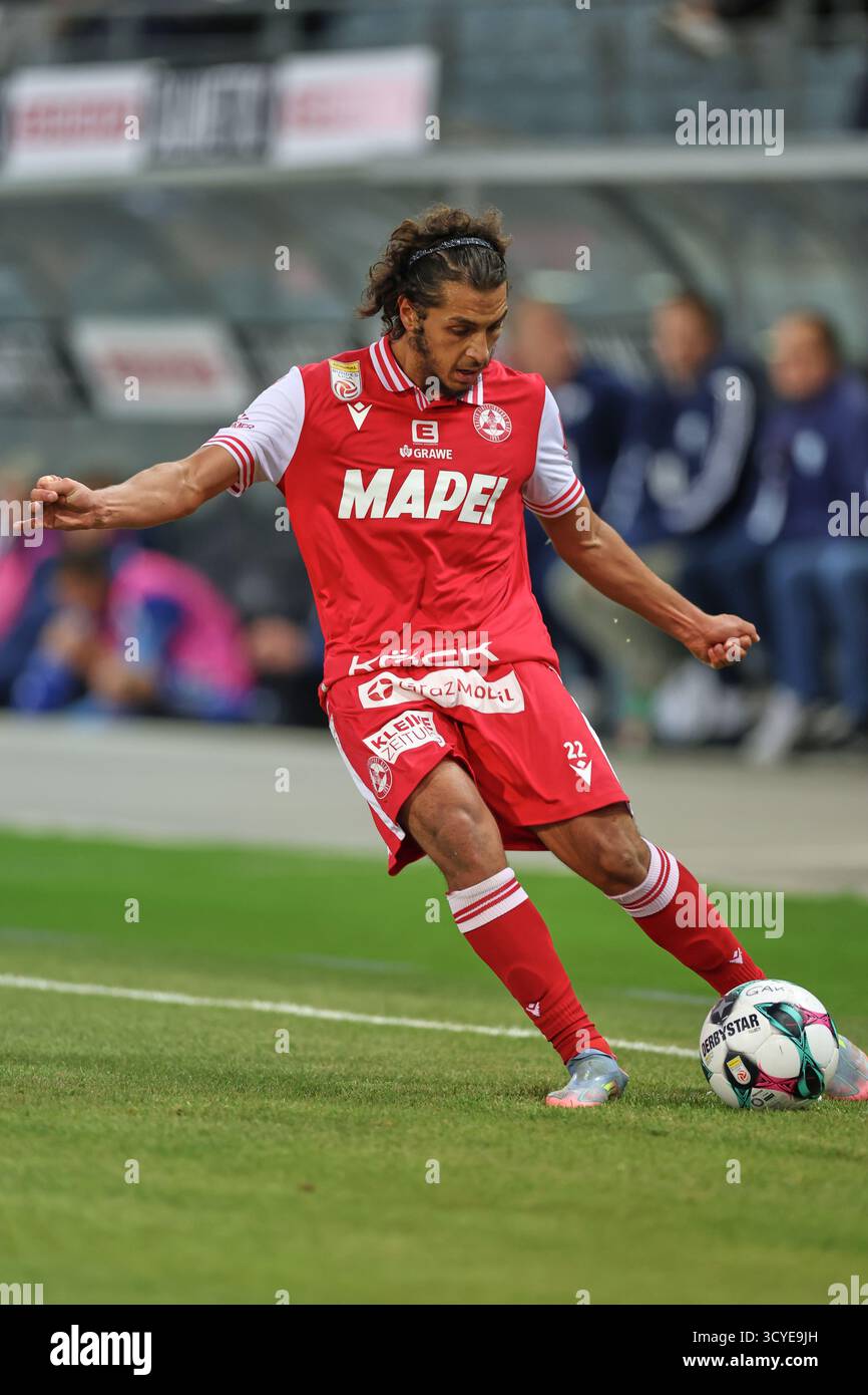 Österreichisches Bundesliga-Fußballspiel zwischen Grazer AK 1902 und TSV Hartberg. Intensive Action, Emotionen und Teamwork auf dem Platz in Graz. Ein aufregendes Spiel mit österreichischen Fußballtalenten, leidenschaftlichen Fans und aufregenden Momenten unter den Lichtern des Stadions. Stockfoto