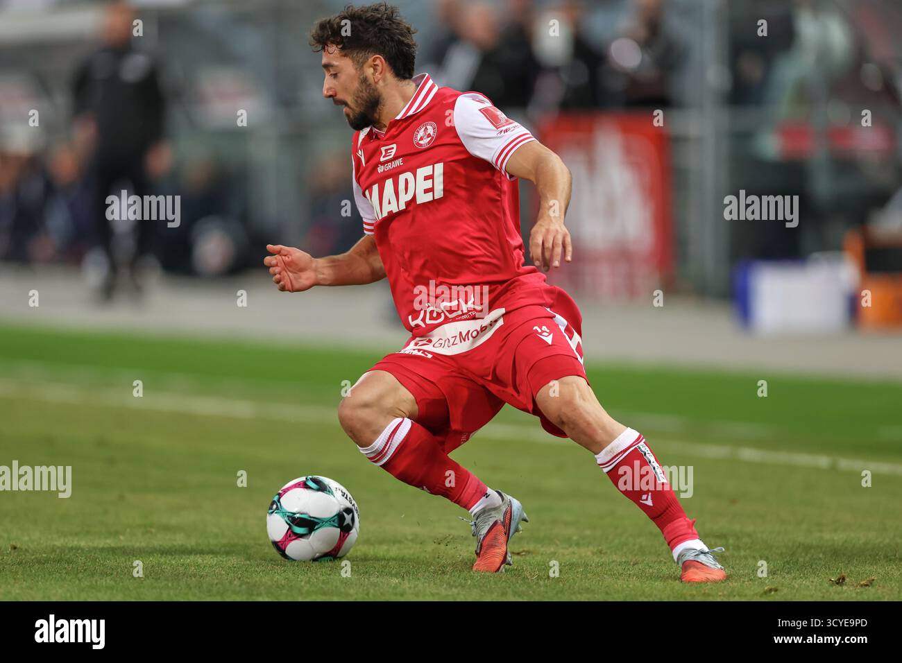 Österreichisches Bundesliga-Fußballspiel zwischen Grazer AK 1902 und TSV Hartberg. Intensive Action, Emotionen und Teamwork auf dem Platz in Graz. Ein aufregendes Spiel mit österreichischen Fußballtalenten, leidenschaftlichen Fans und aufregenden Momenten unter den Lichtern des Stadions. Stockfoto