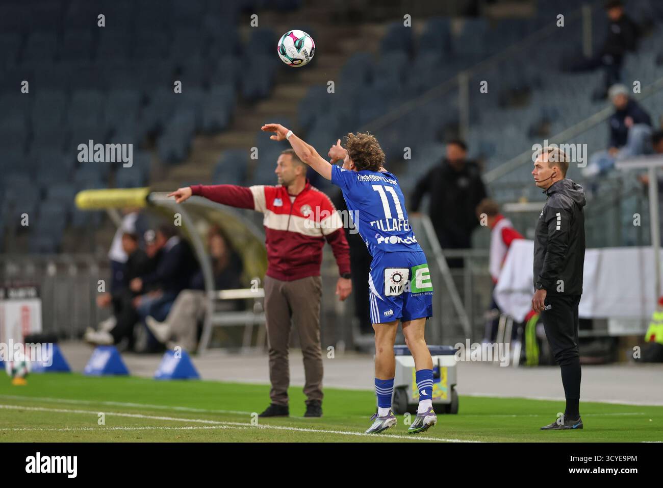 Österreichisches Bundesliga-Fußballspiel zwischen Grazer AK 1902 und TSV Hartberg. Intensive Action, Emotionen und Teamwork auf dem Platz in Graz. Ein aufregendes Spiel mit österreichischen Fußballtalenten, leidenschaftlichen Fans und aufregenden Momenten unter den Lichtern des Stadions. Stockfoto
