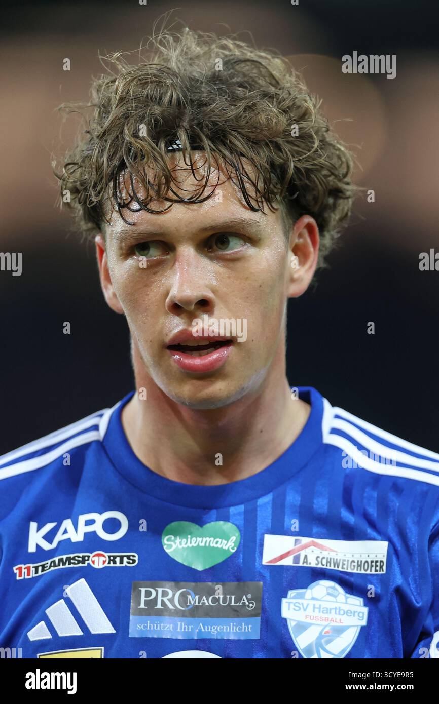 Österreichisches Bundesliga-Fußballspiel zwischen Grazer AK 1902 und TSV Hartberg. Intensive Action, Emotionen und Teamwork auf dem Platz in Graz. Ein aufregendes Spiel mit österreichischen Fußballtalenten, leidenschaftlichen Fans und aufregenden Momenten unter den Lichtern des Stadions. Stockfoto