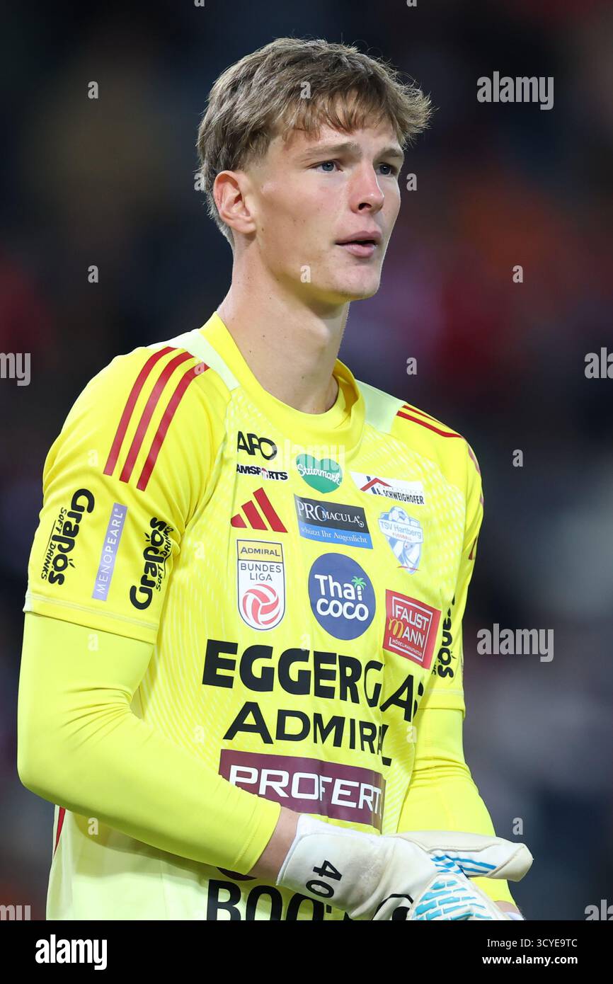 Österreichisches Bundesliga-Fußballspiel zwischen Grazer AK 1902 und TSV Hartberg. Intensive Action, Emotionen und Teamwork auf dem Platz in Graz. Ein aufregendes Spiel mit österreichischen Fußballtalenten, leidenschaftlichen Fans und aufregenden Momenten unter den Lichtern des Stadions. Stockfoto