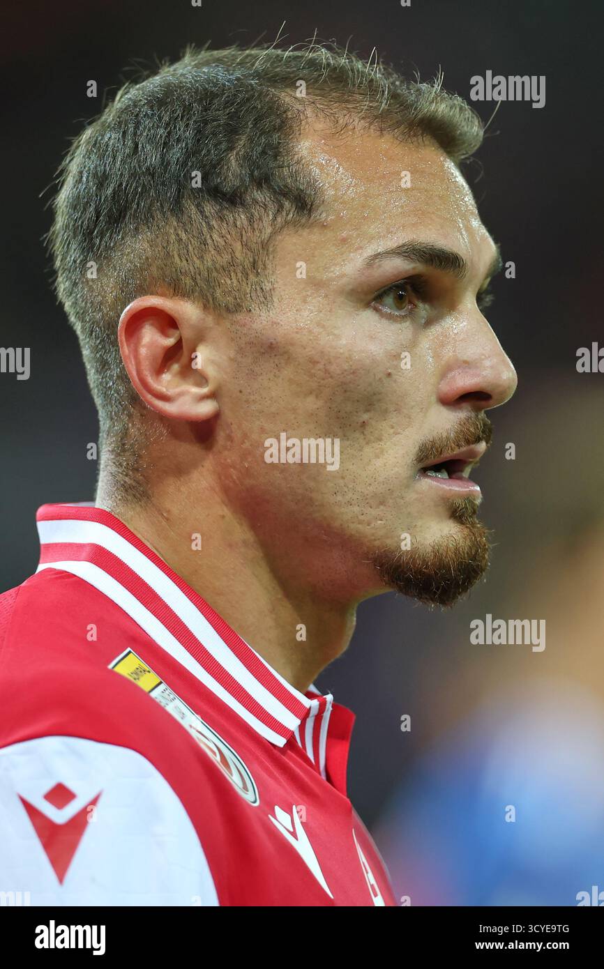 Österreichisches Bundesliga-Fußballspiel zwischen Grazer AK 1902 und TSV Hartberg. Intensive Action, Emotionen und Teamwork auf dem Platz in Graz. Ein aufregendes Spiel mit österreichischen Fußballtalenten, leidenschaftlichen Fans und aufregenden Momenten unter den Lichtern des Stadions. Stockfoto