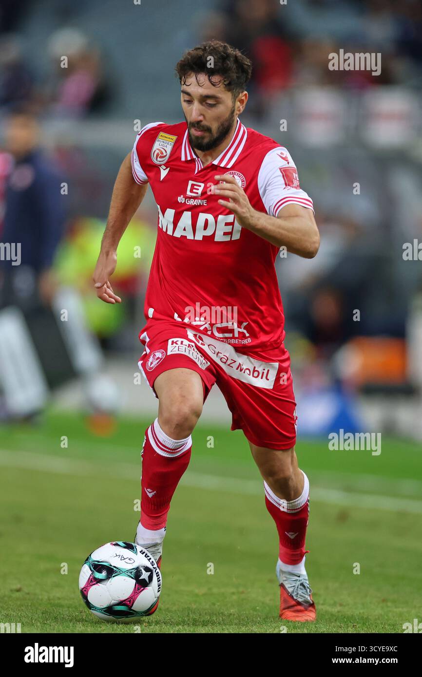 Österreichisches Bundesliga-Fußballspiel zwischen Grazer AK 1902 und TSV Hartberg. Intensive Action, Emotionen und Teamwork auf dem Platz in Graz. Ein aufregendes Spiel mit österreichischen Fußballtalenten, leidenschaftlichen Fans und aufregenden Momenten unter den Lichtern des Stadions. Stockfoto