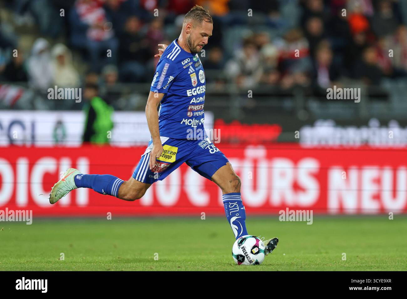 Österreichisches Bundesliga-Fußballspiel zwischen Grazer AK 1902 und TSV Hartberg. Intensive Action, Emotionen und Teamwork auf dem Platz in Graz. Ein aufregendes Spiel mit österreichischen Fußballtalenten, leidenschaftlichen Fans und aufregenden Momenten unter den Lichtern des Stadions. Stockfoto