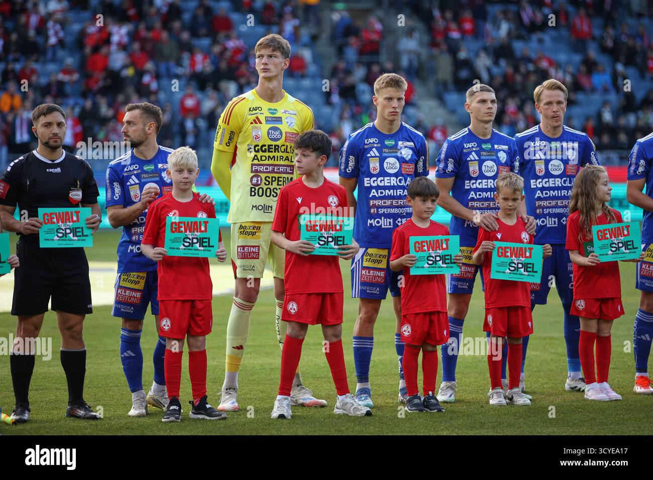 Österreichisches Bundesliga-Fußballspiel zwischen Grazer AK 1902 und TSV Hartberg. Intensive Action, Emotionen und Teamwork auf dem Platz in Graz. Ein aufregendes Spiel mit österreichischen Fußballtalenten, leidenschaftlichen Fans und aufregenden Momenten unter den Lichtern des Stadions. Stockfoto