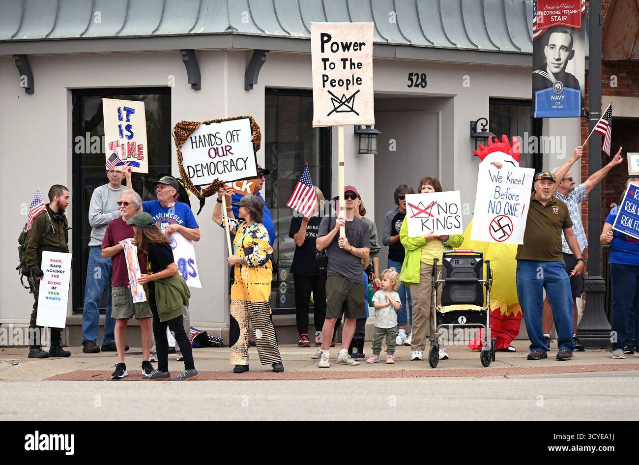 EMPORIA, KANSAS - 18. OKTOBER 2025 Protest gegen die Richtung, in die Präsident Donald J. Trump das County einnimmt, marschieren rund 300 Einwohner und Studenten der Emporia State University um die Hauptverkehrskreuzung in der Innenstadt von Emporia mit Plakaten und Schildern, die Trump verraten. Stockfoto