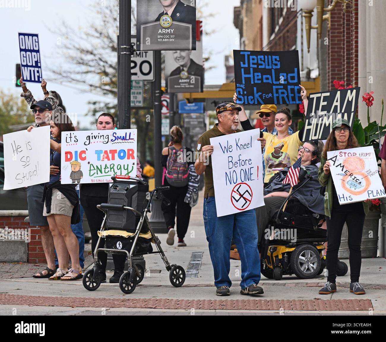 EMPORIA, KANSAS - 18. OKTOBER 2025 Protest gegen die Richtung, in die Präsident Donald J. Trump das County einnimmt, marschieren rund 300 Einwohner und Studenten der Emporia State University um die Hauptverkehrskreuzung in der Innenstadt von Emporia mit Plakaten und Schildern, die Trump verraten. Stockfoto