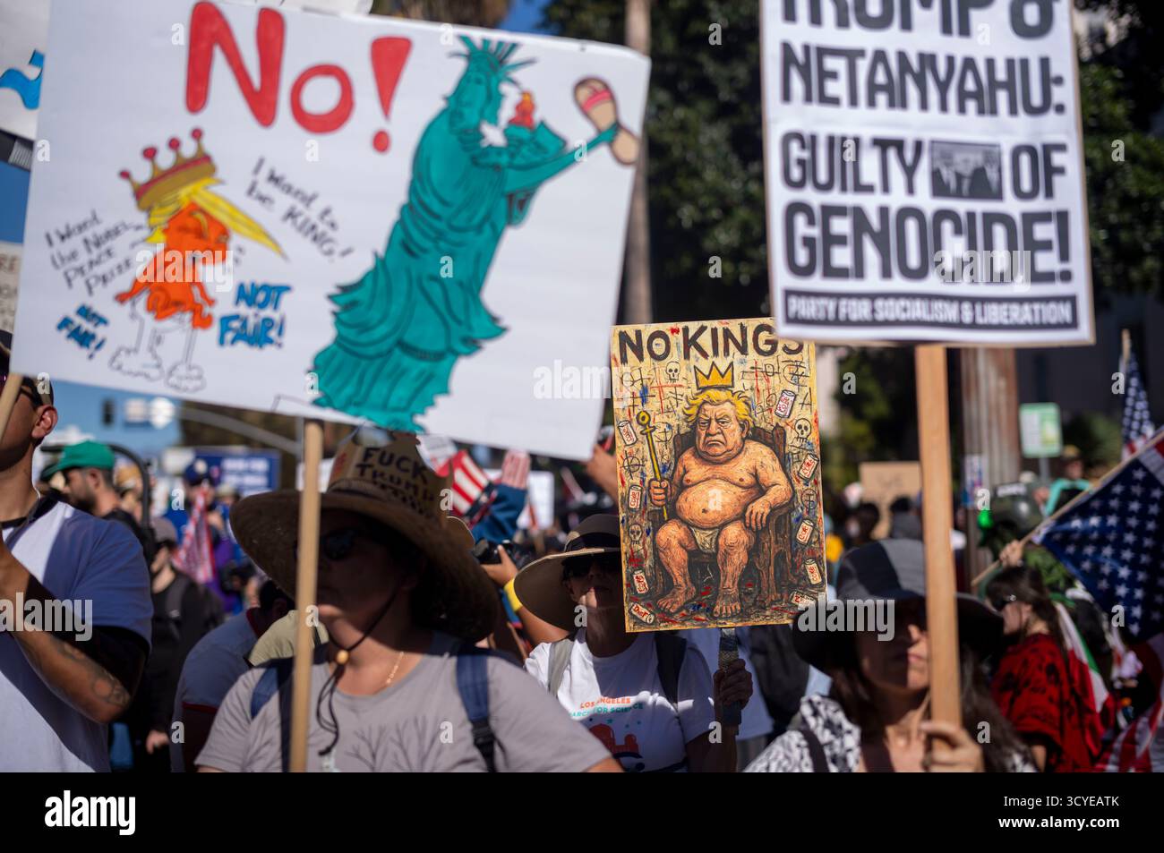Los Angeles, Kalifornien, USA. Oktober 2025. Tausende Demonstranten versammeln sich während des No Kings Day Protest am Samstag, den 18. Oktober 2025 in Los Angeles. (Kreditbild: © Ringo Chiu/ZUMA Press Wire) NUR REDAKTIONELLE VERWENDUNG! Nicht für kommerzielle ZWECKE! Stockfoto