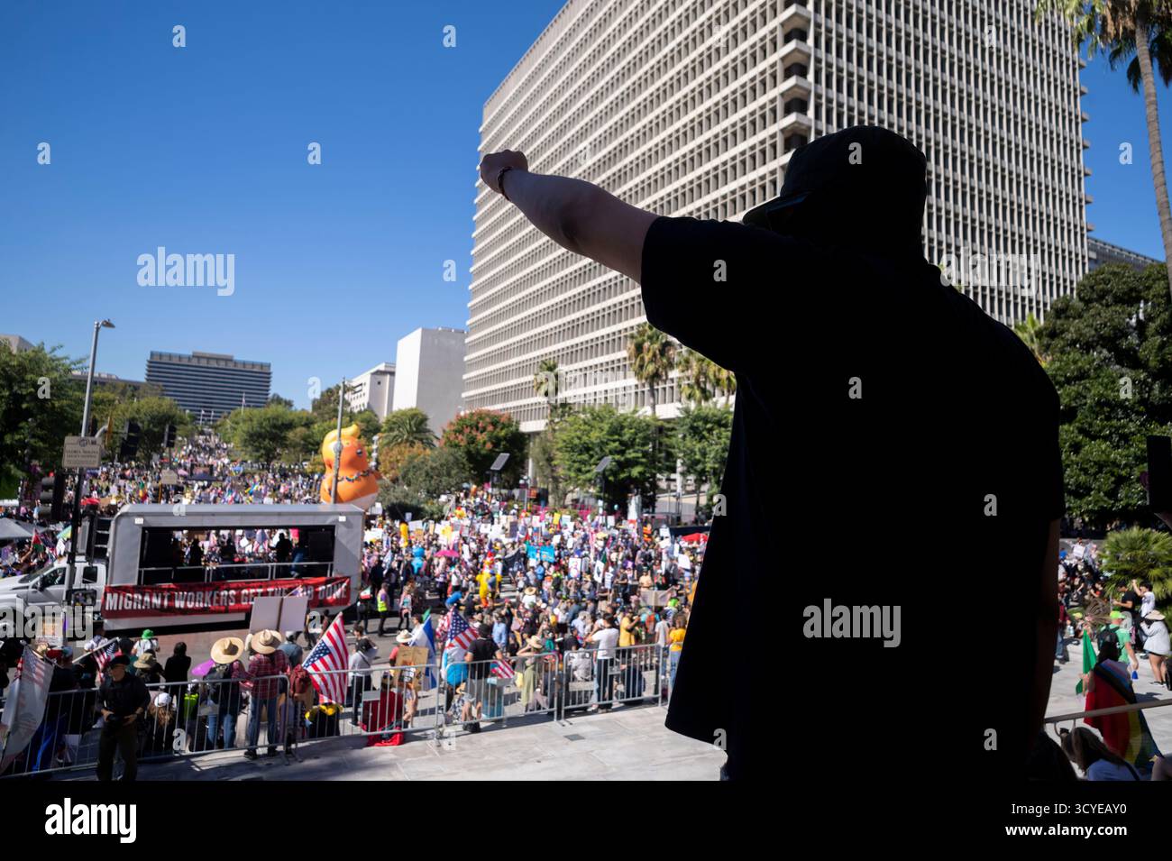 Los Angeles, Kalifornien, USA. Oktober 2025. Tausende Demonstranten versammeln sich während des No Kings Day Protest am Samstag, den 18. Oktober 2025 in Los Angeles. (Kreditbild: © Ringo Chiu/ZUMA Press Wire) NUR REDAKTIONELLE VERWENDUNG! Nicht für kommerzielle ZWECKE! Stockfoto