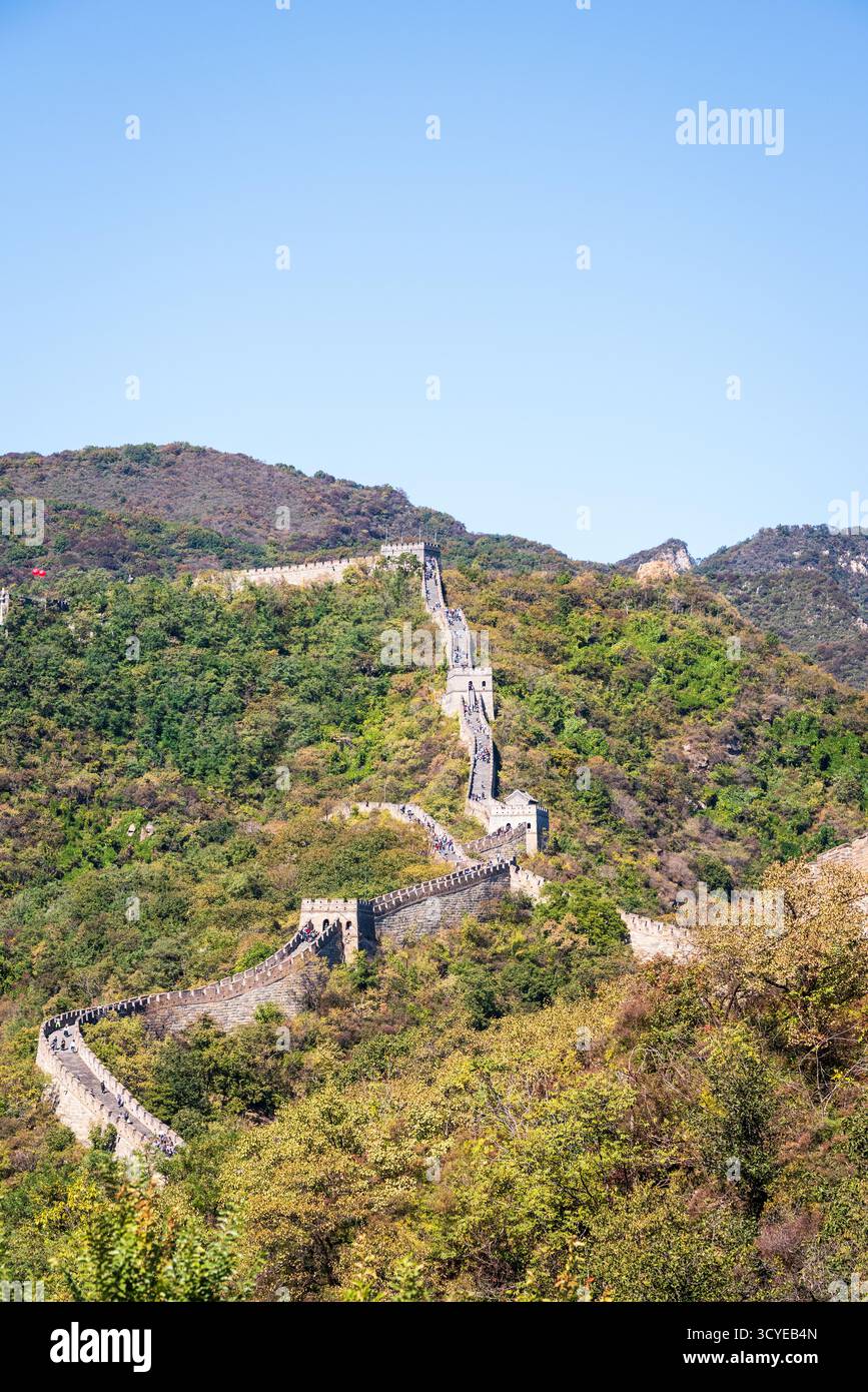 Peking, China - 5. Oktober 2018: Chinesische Mauer Mutianyu, ein gut erhaltener und beliebter Abschnitt der Chinesischen Mauer, bekannt dafür, dass sie weniger überfüllt ist. Stockfoto