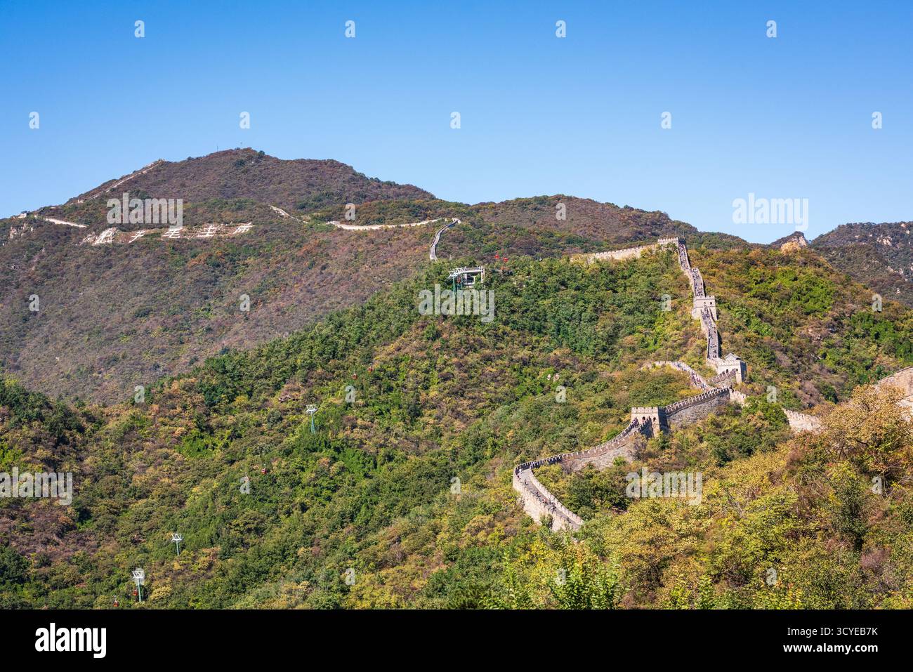 Peking, China - 5. Oktober 2018: Chinesische Mauer Mutianyu, ein gut erhaltener und beliebter Abschnitt der Chinesischen Mauer, bekannt dafür, dass sie weniger überfüllt ist. Stockfoto
