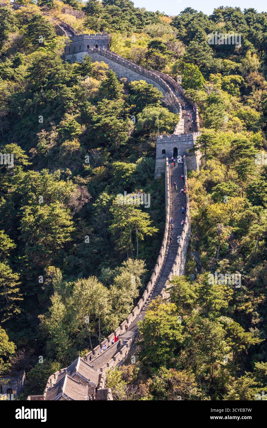 Peking, China - 5. Oktober 2018: Chinesische Mauer Mutianyu, ein gut erhaltener und beliebter Abschnitt der Chinesischen Mauer, bekannt dafür, dass sie weniger überfüllt ist. Stockfoto
