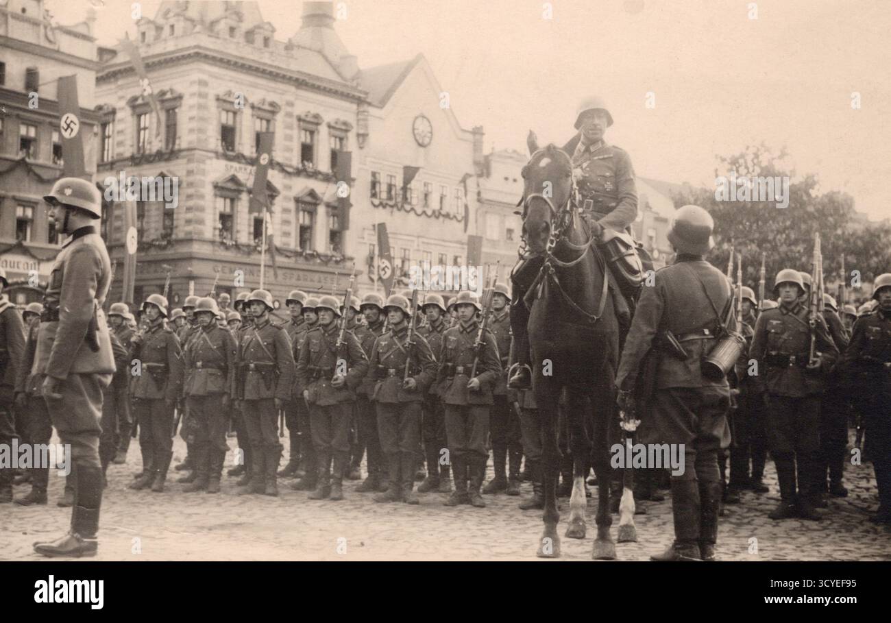 Sudetenland um 1938–Anfang der 1940er Jahre, deutsche Militärparade mit Hakenkreuzbändern (Leitmeritz? / Nicht identifizierte Stadt) Foto. Nicht identifizierter Fotograf Stockfoto