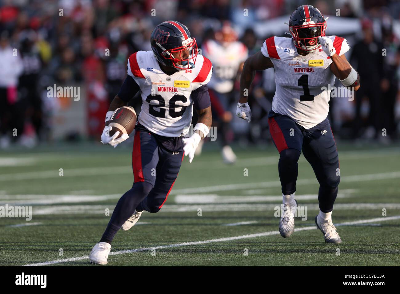 October 18, 2025: Montreal Alouettes linebacker Tyrice Beverette (26) returns the ball after an interception during the CFL game between the Montreal Alouettes and Ottawa Redblacks held at TD Place Stadium in Ottawa, Canada. Daniel Lea/CSM. (Credit Image: © Daniel Lea/Cal Sport Media) (Cal Sport Media via AP Images) Stockfoto
