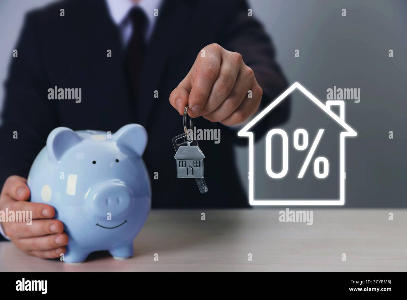 Keine provision. Mann mit Schweinebank und Hausschlüssel, Nahaufnahme. 0 Prozent-Zeichen Stockfoto