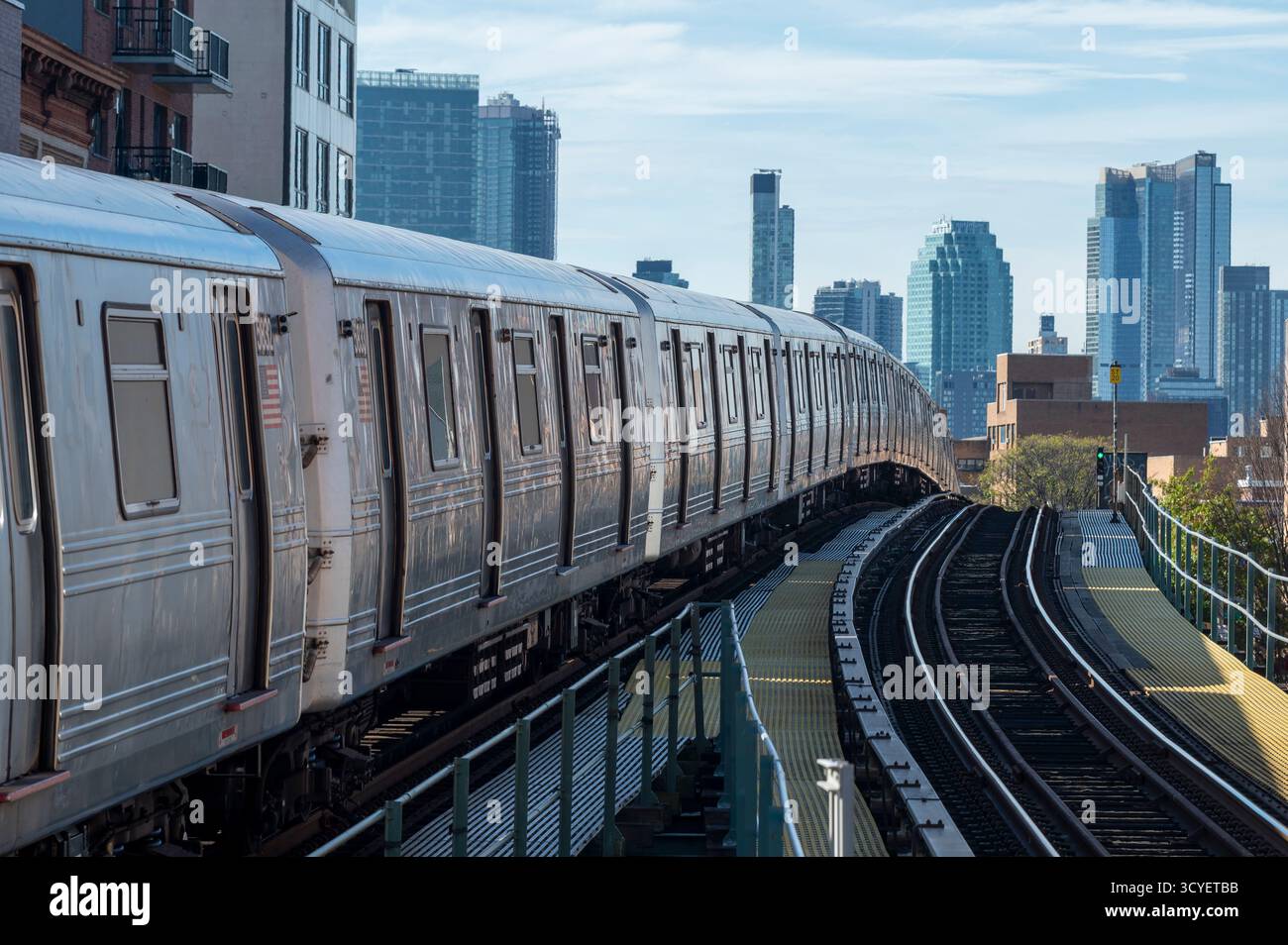 NEW YORK, NEW YORK - 23. AUGUST: Ein MTA-U-Bahn-Zug am Astoria Blvd. U-Bahn-Station am 18. Oktober 2025 im Queens Borough von New York City Stockfoto