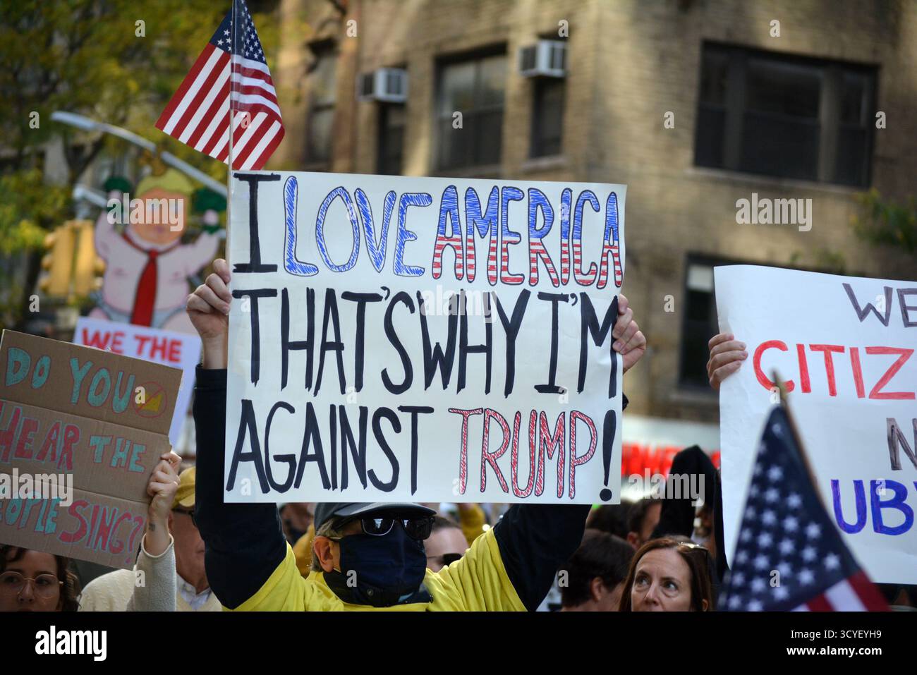 New York, New York, USA, 18. Oktober 2025. Menschen, die an den landesweiten „No Kings“-Demonstrationen gegen die autoritäre Politik Donald Trumps und die Korruption in seiner Regierung teilnehmen. Foto von Christopher Penler. Stockfoto