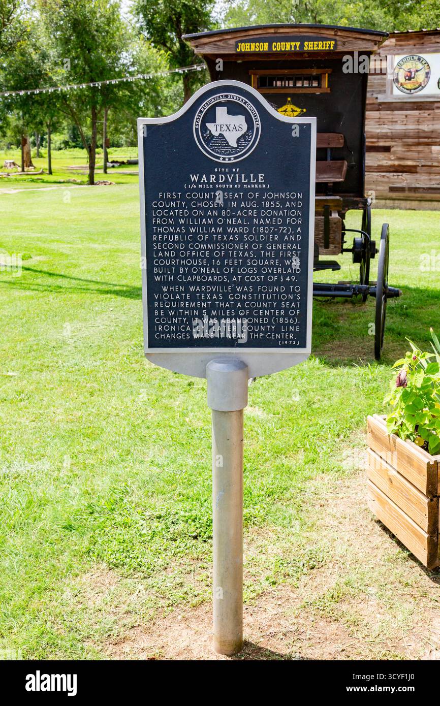 Eine historische Markierung erinnert an Wardville, den ursprünglichen Verwaltungssitz des Johnson County, im Chisholm Trail Outdoor Museum in der Nähe von Cleburne, Texas, USA. Stockfoto