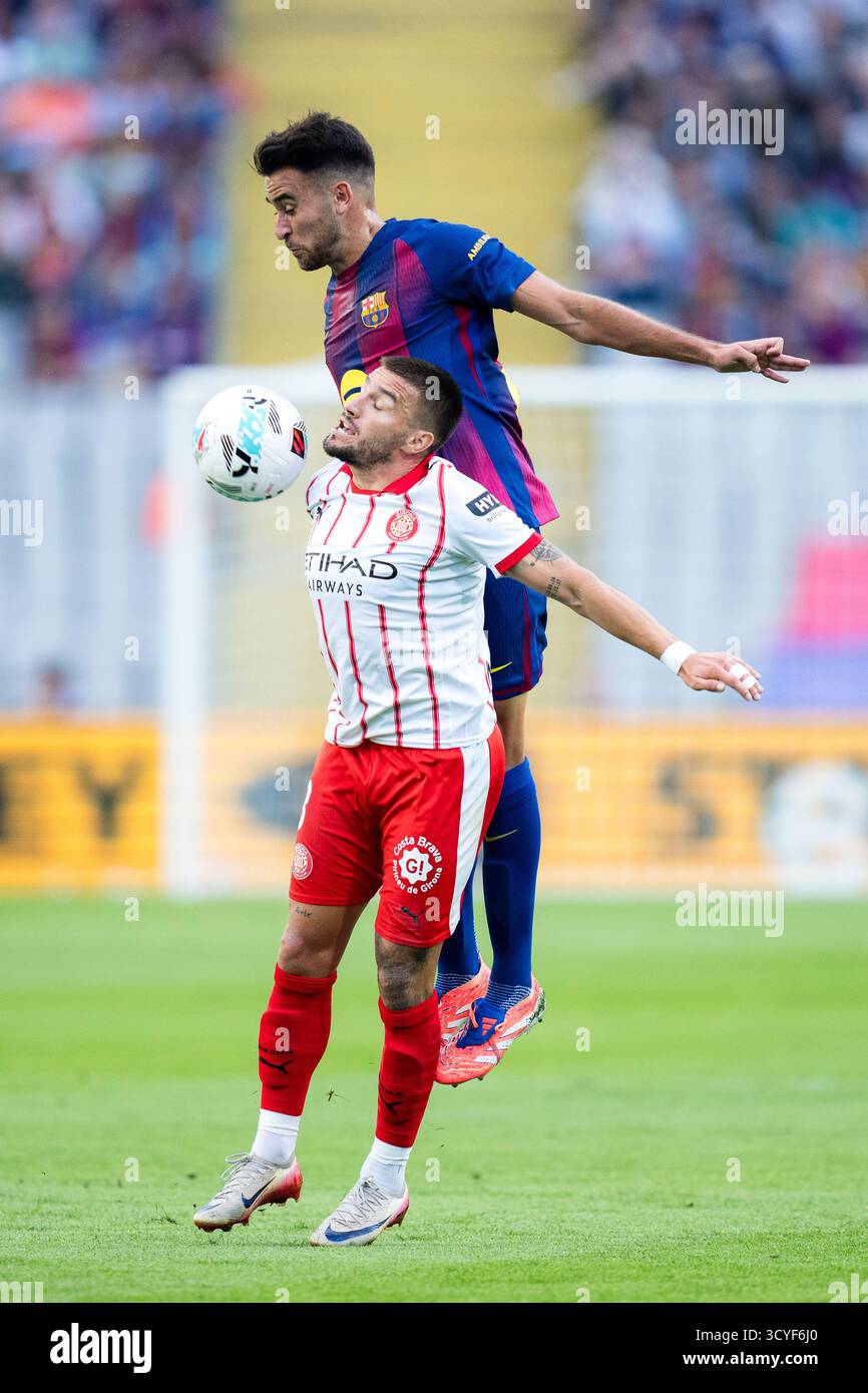 Barcelona, Spanien. Oktober 2025. Eric Garcia (R) von Barcelona streitet mit Portu von Girona während des Fußballspiels La Liga zwischen Barcelona und Girona in Barcelona, Spanien, am 18. Oktober 2025. Quelle: Joan Gosa/Xinhua/Alamy Live News Stockfoto