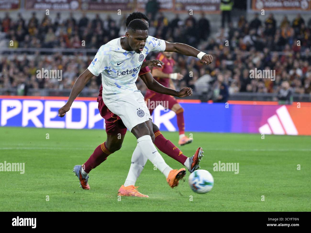 Rom. Oktober 2025. Inter Mailand's Ange-Yoan Bonny schießt und punktet während eines Fußballspiels der Serie A zwischen Roma und Inter Mailand in Rom, Italien, 18. Oktober 2025. Quelle: Xinhua/Alamy Live News Stockfoto