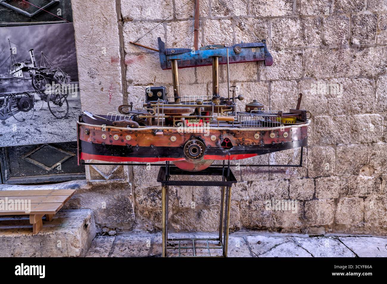 Handgefertigte Modellboote, die an den Mauern der Steingasse in der Altstadt von Dubrovnik in Kroatien ausgestellt werden, verbinden maritimen Charme mit historischer Architektur. Stockfoto