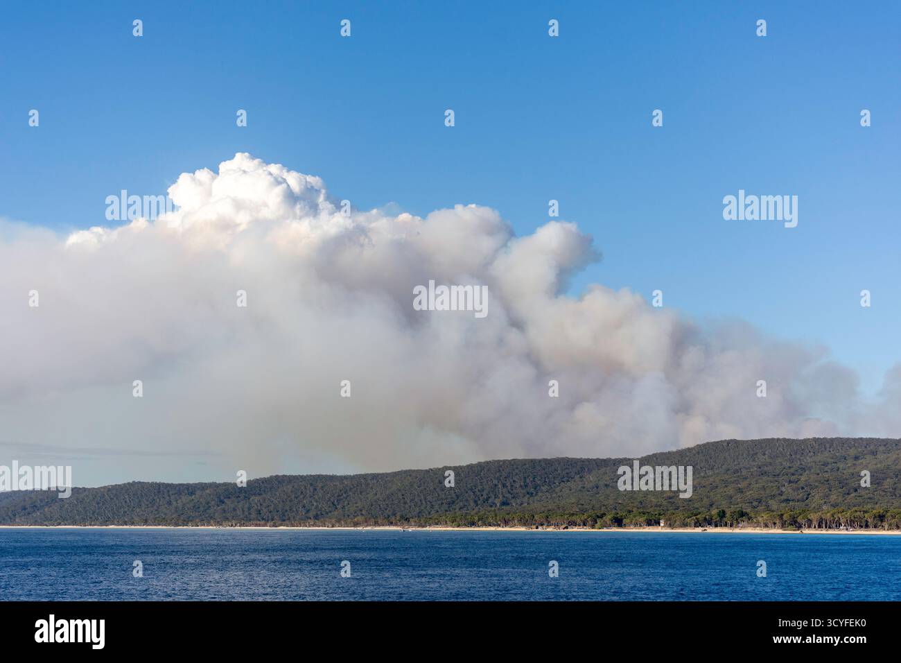 Rauch aus Buschfeuer im Moreton Island National Park, Moreton Island, City of Brisbane, Queensland, Australien Stockfoto