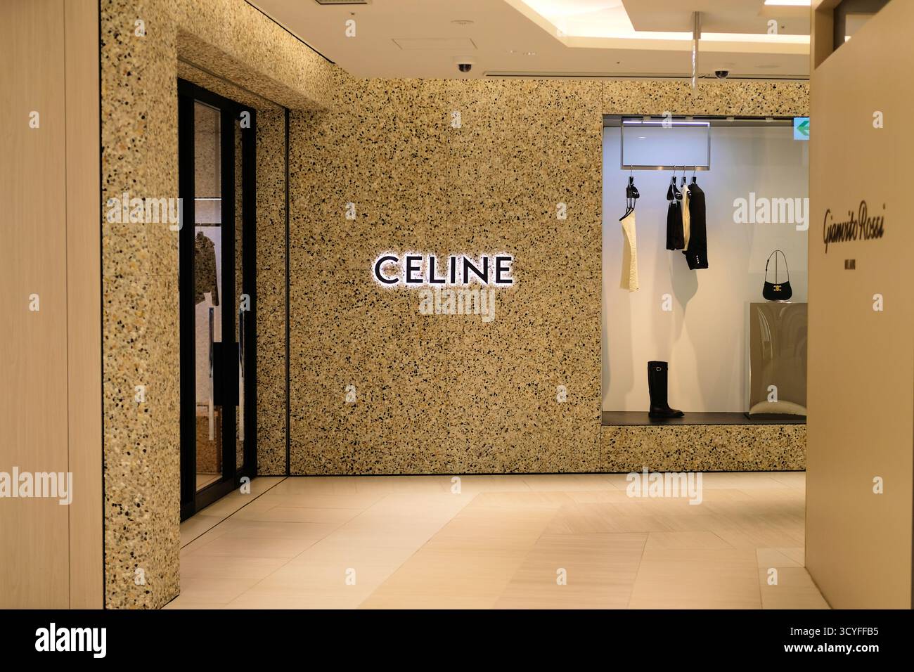 Celine Paris-Schild im Einkaufsviertel Ginza Six in Chuo City, Tokio, Japan; französischer Luxus, High-End-Modehaus und Boutique. Stockfoto
