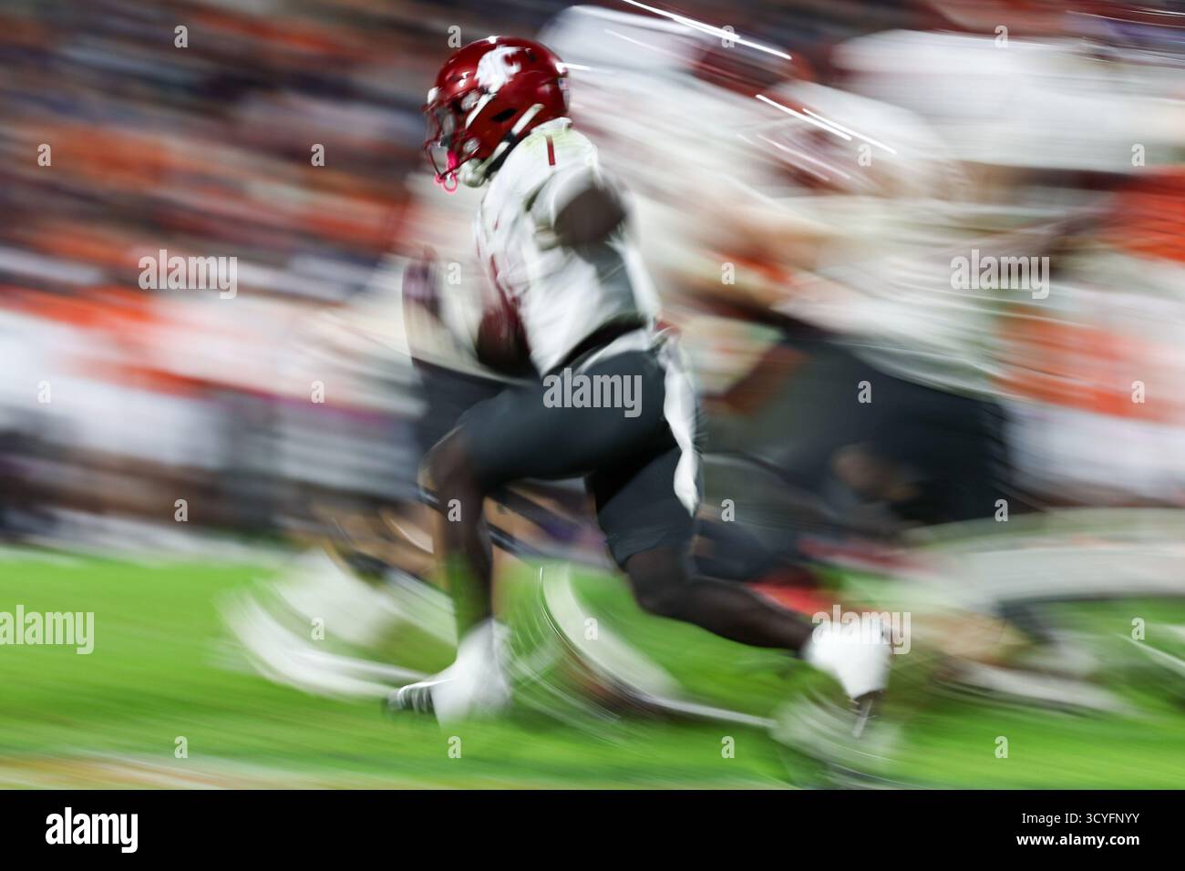Charlottesville, VA: Washington State Cougars Running Back Angel Johnson (1) läuft während des NCAA-Fußballspiels gegen die Virginia Cavaliers am Samstag, den 18. Oktober 2025 im Scott Stadium. Die Cavaliers schlugen die Cougars mit 22:20. (Steve Prakope/Image of Sport) Stockfoto