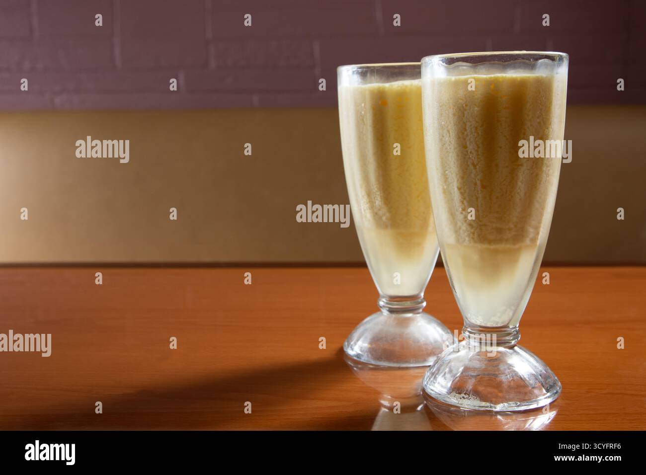 Eine Ansicht einiger gelb gefärbter Milchshakes auf der rechten Seite des Rahmens. Stockfoto