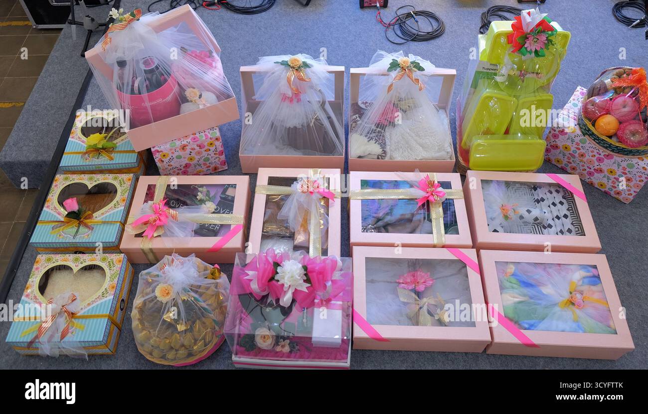 Seserahan oder Geschenkboxen, die vom Gefolge des Bräutigams mitgebracht werden, um der Braut in der javanischen Tradition der Ehe übergeben zu werden. Stockfoto Seserahan oder Geschenkboxen, die vom Gefolge des Bräutigams mitgebracht werden, um der Braut in der javanischen Tradition der Ehe übergeben zu werden. Stockfoto