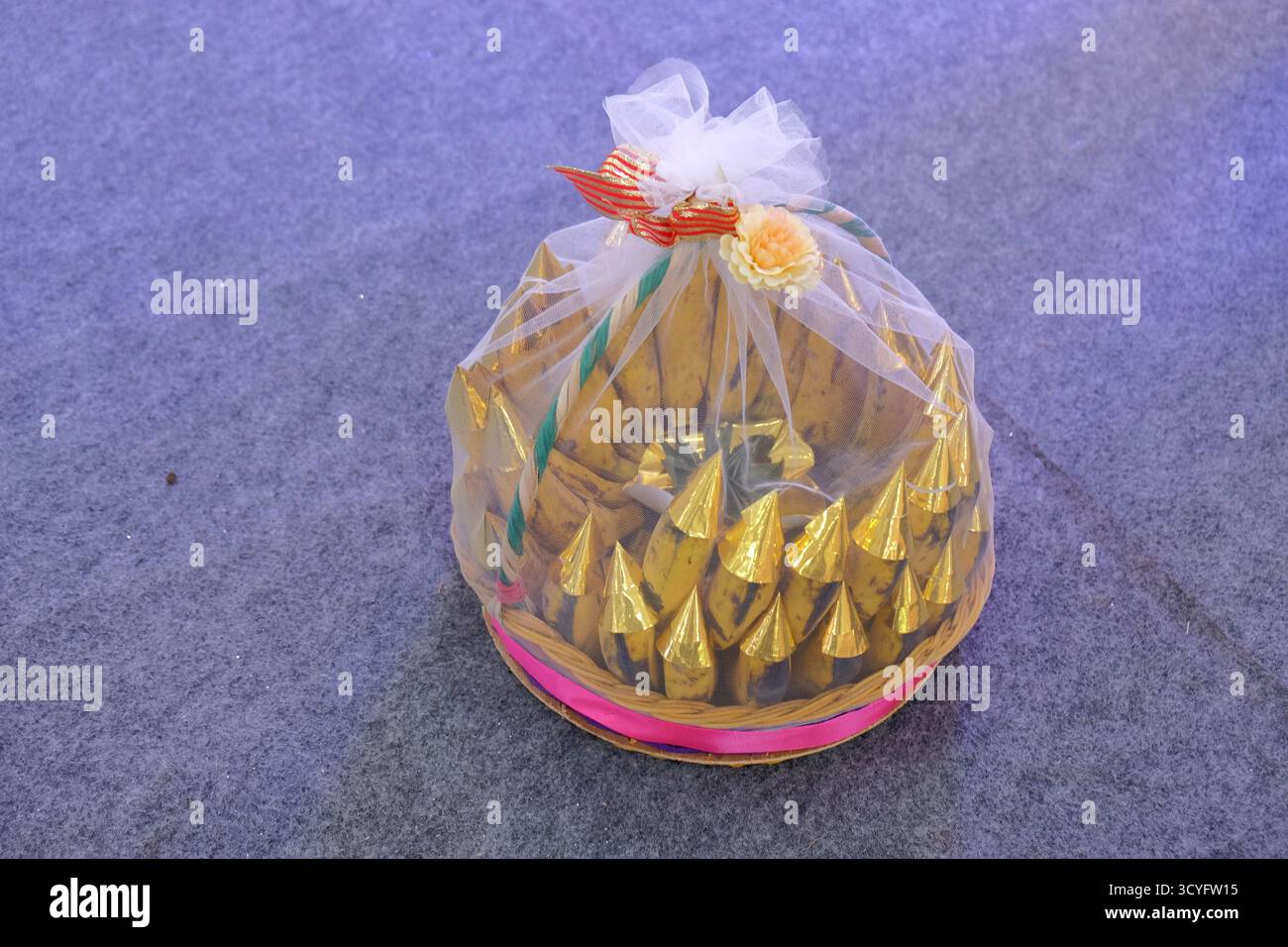 Seserahan in Form von goldenen Bananen, die vom Gefolge des Bräutigams mitgebracht werden, um der Braut in der javanischen Hochzeitstradition übergeben zu werden. Stockfoto Seserahan in Form von goldenen Bananen, die vom Gefolge des Bräutigams mitgebracht werden, um der Braut in der javanischen Hochzeitstradition übergeben zu werden. Stockfoto