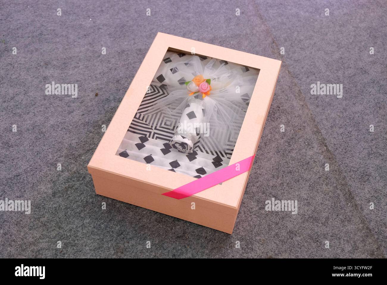 Seserahan oder Geschenkboxen, die vom Gefolge des Bräutigams mitgebracht werden, um der Braut in der javanischen Tradition der Ehe übergeben zu werden Stockfoto Seserahan oder Geschenkboxen, die vom Gefolge des Bräutigams mitgebracht werden, um der Braut in der javanischen Tradition der Ehe übergeben zu werden Stockfoto