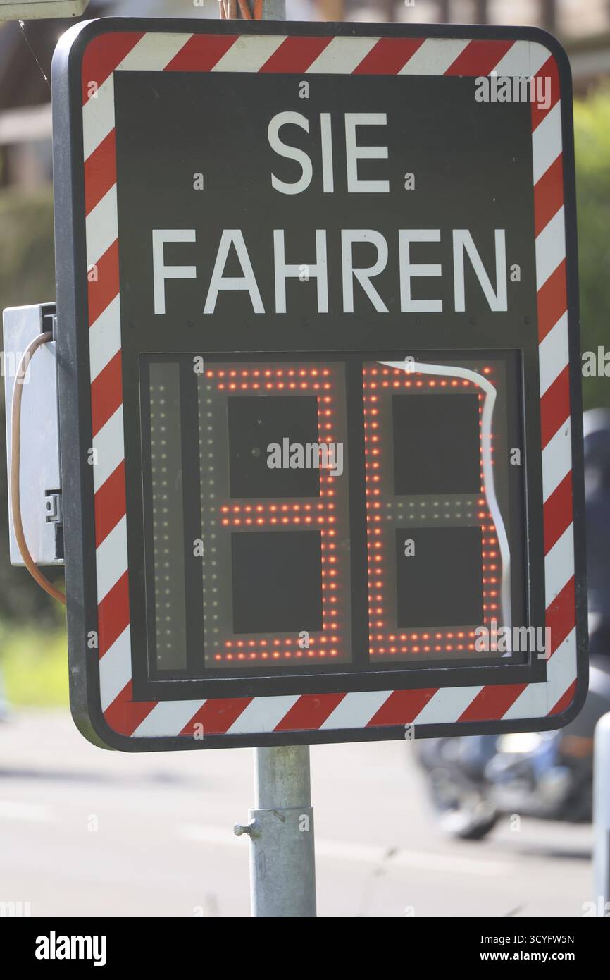 Ein rot-weißes Schild mit dem Wort Sie drauf. Das Schild ist mit der Nummer 38 beleuchtet Stockfoto