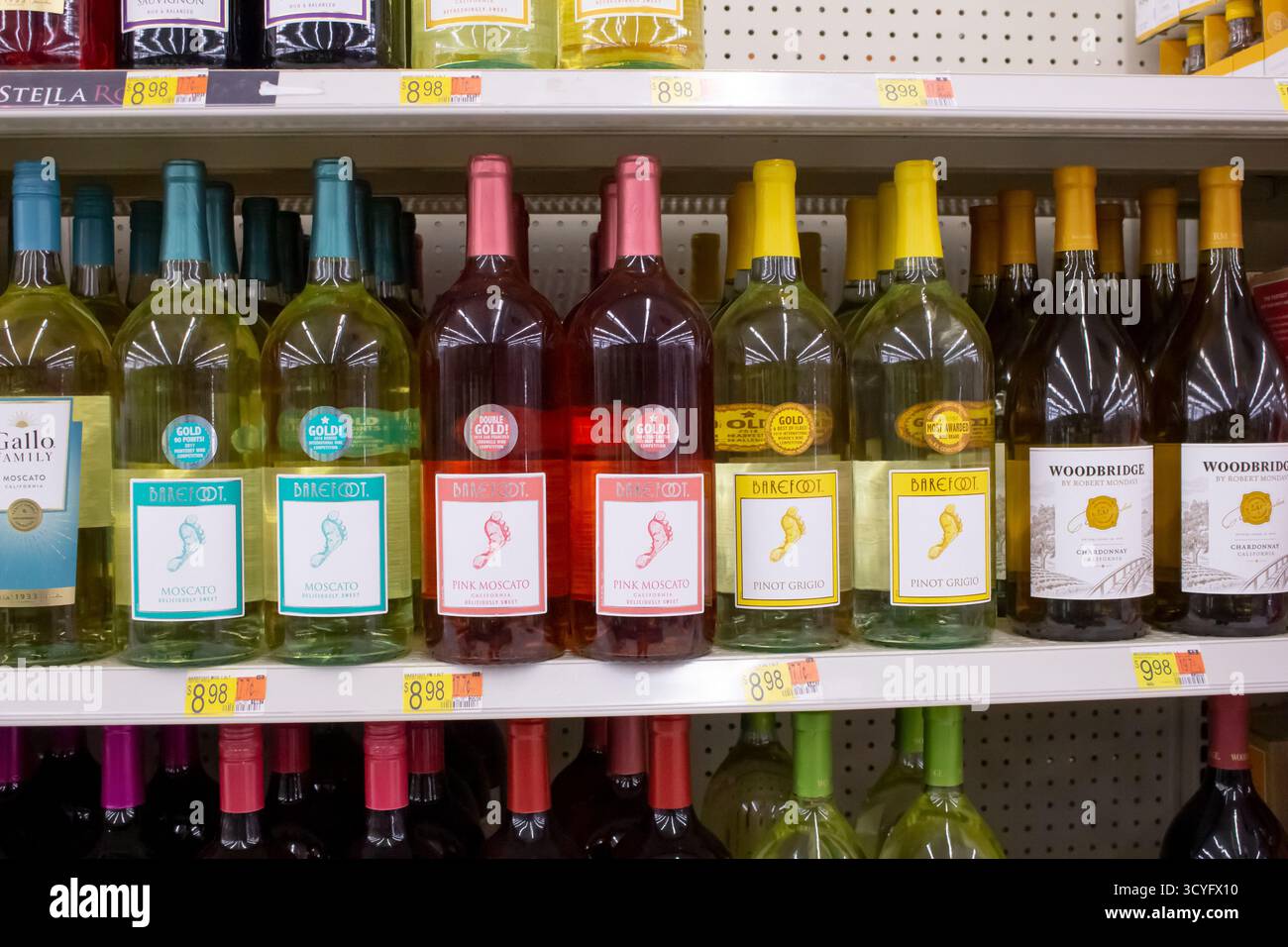 Los Angeles, Kalifornien, USA - 02-01-2023: Ein Blick auf mehrere Flaschen Barefoot-Wein, ausgestellt in einem örtlichen Lebensmittelgeschäft. Stockfoto