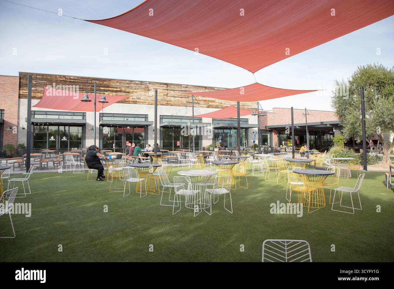 Rancho Cucamonga, Kalifornien, USA - 02-01-2023: Blick auf den Essbereich im Freien auf dem Haven City Market. Stockfoto