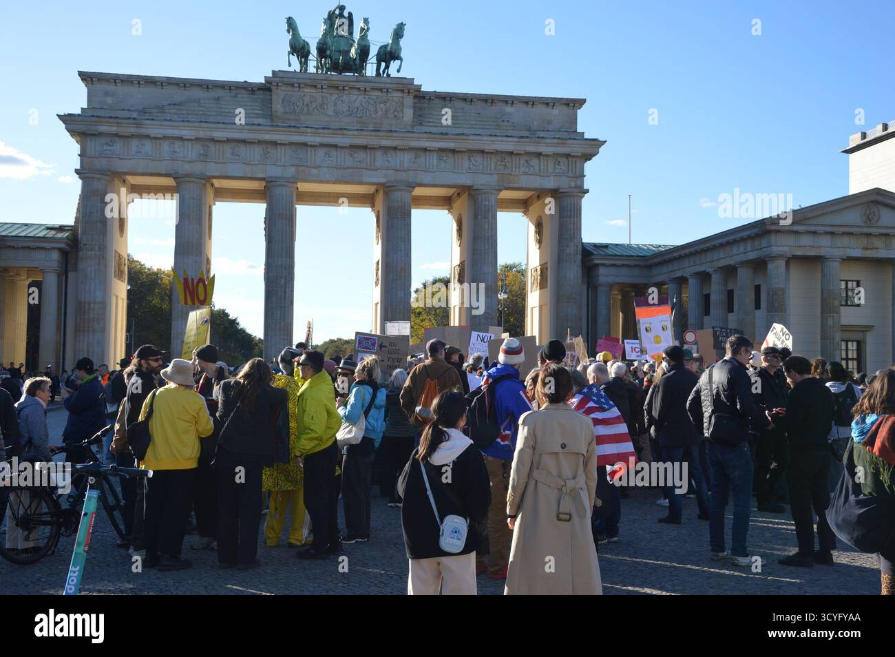 Berlin, Deutschland - 18. Oktober 2025 - Protestkundgebung gegen Präsident Trump auf dem Pariser Platz in Berlin. (Foto: Markku Rainer Peltonen) Stockfoto